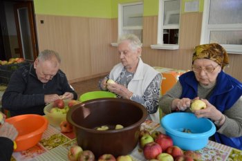 Červené jabĺčko v oblôčku mám...