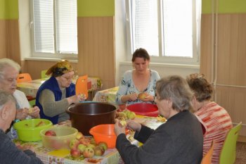 Červené jabĺčko v oblôčku mám...