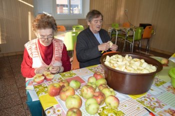 Červené jabĺčko v oblôčku mám...