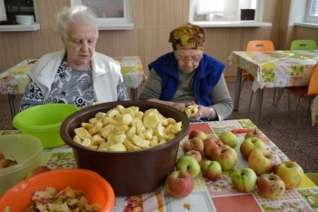 Červené jabĺčko v oblôčku mám...