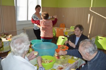 Červené jabĺčko v oblôčku mám...
