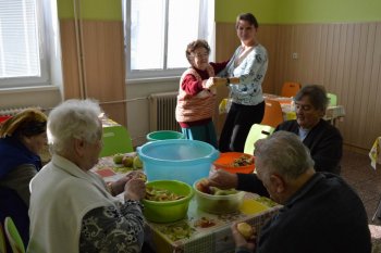 Červené jabĺčko v oblôčku mám...
