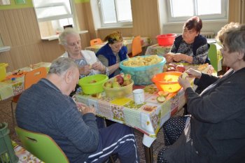 Červené jabĺčko v oblôčku mám...