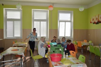 Červené jabĺčko v oblôčku mám...