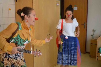 Červené nosy medzi nami