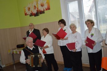 Čaro Vianoc s Fialôčkou