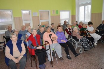 Čaro Vianoc s Fialôčkou