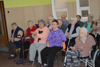 Čaro Vianoc s Fialôčkou