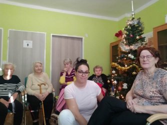 Zdobenie stromčeka v domčeku