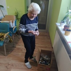 Zdobenie stromčeka v domčeku