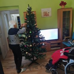 Zdobenie stromčeka v domčeku