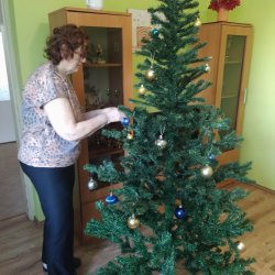 Zdobenie stromčeka v domčeku