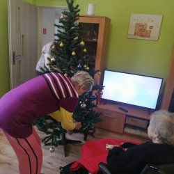 Zdobenie stromčeka v domčeku