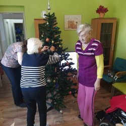 Zdobenie stromčeka v domčeku