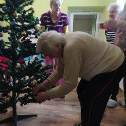 Zdobenie stromčeka v domčeku