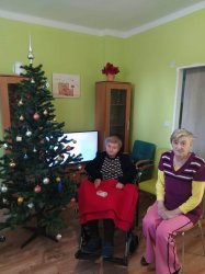 Zdobenie stromčeka v domčeku