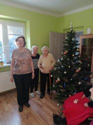 Zdobenie stromčeka v domčeku