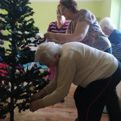 Zdobenie stromčeka v domčeku