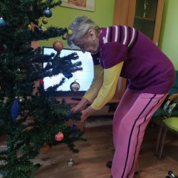 Zdobenie stromčeka v domčeku