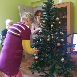 Zdobenie stromčeka v domčeku