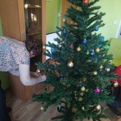 Zdobenie stromčeka v domčeku