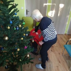 Zdobenie stromčeka v domčeku