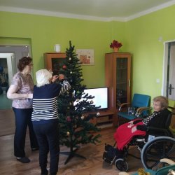 Zdobenie stromčeka v domčeku