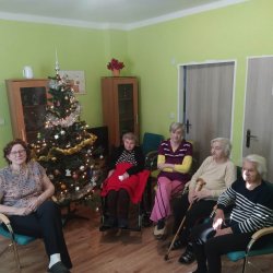 Zdobenie stromčeka v domčeku