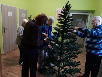 Zdobenie stromčeka v domčeku