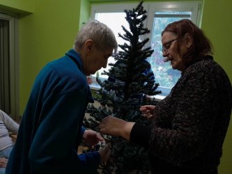 Zdobenie stromčeka v domčeku