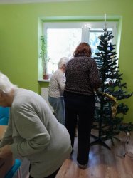 Zdobenie stromčeka v domčeku