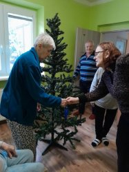 Zdobenie stromčeka v domčeku