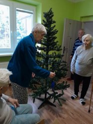 Zdobenie stromčeka v domčeku