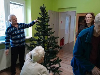 Zdobenie stromčeka v domčeku