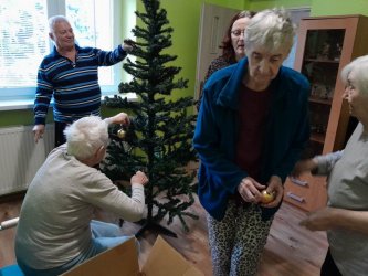 Zdobenie stromčeka v domčeku