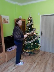 Zdobenie stromčeka v domčeku