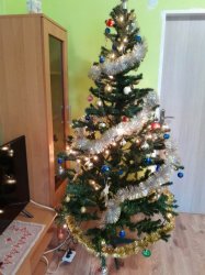 Zdobenie stromčeka v domčeku