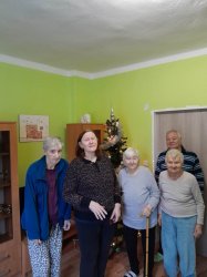 Zdobenie stromčeka v domčeku