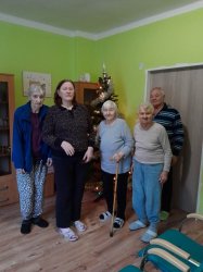 Zdobenie stromčeka v domčeku