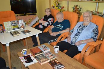 Posedenie s knihami a o knihách