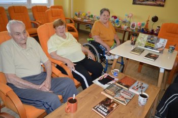 Posedenie s knihami a o knihách