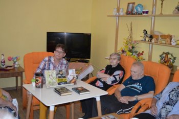 Posedenie s knihami a o knihách