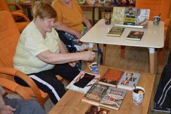 Posedenie s knihami a o knihách