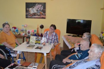 Posedenie s knihami a o knihách