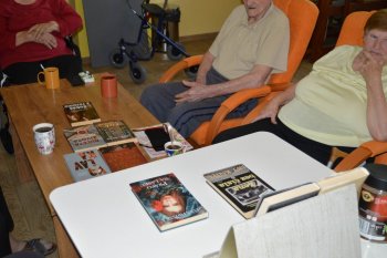 Posedenie s knihami a o knihách