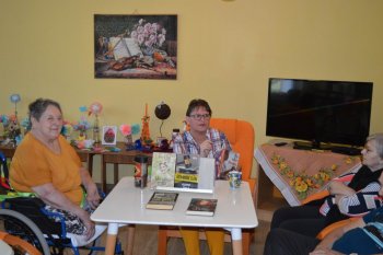 Posedenie s knihami a o knihách