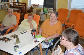 Posedenie s knihami a o knihách