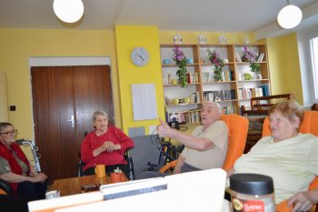 Posedenie s knihami a o knihách