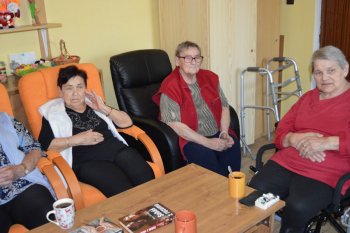 Posedenie s knihami a o knihách