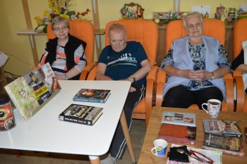 Posedenie s knihami a o knihách